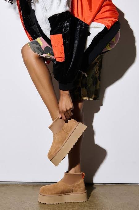 UGG Classic Ultra Mini Châtaigne portée par une cliente